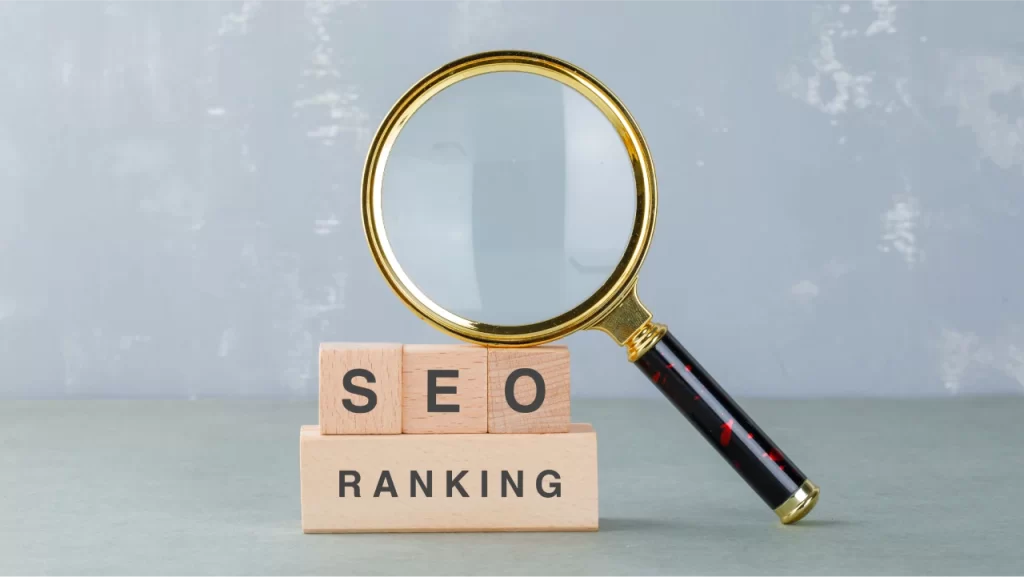 O que é SEO e como dominar os mecanismos de busca - uma lupa com SEO ranking escrito abaixo